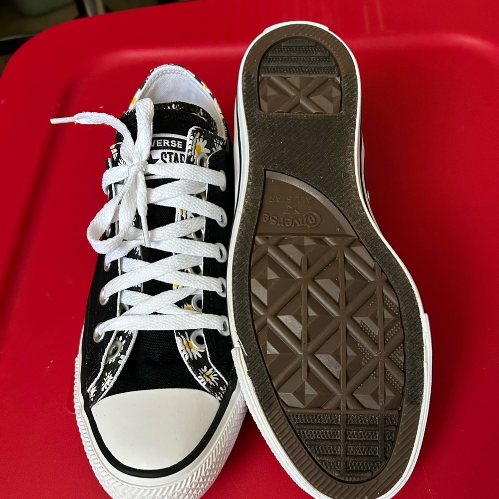Converse All-Stars daisy pattern - new - size 8 - Picture 3 of 3